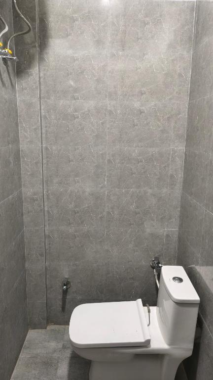 863458845